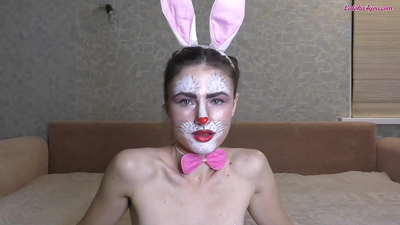 Dahan-dahang Sinipsip ng Sexy Bunny ang Malaking Dick ng BFF