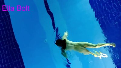 Hindi ko mapigilang panoorin, ang batang blonde ay nahuling lumalangoy nang hubo't hubad sa ELLA BOLT resort pool