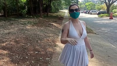 Pampublikong kahubaran: sinubukang hubarin ng isang batang babae mula sa Russia ang kanyang mga damit sa mga lansangan ng Rio de Janeiro. Muntik na siyang maaresto.