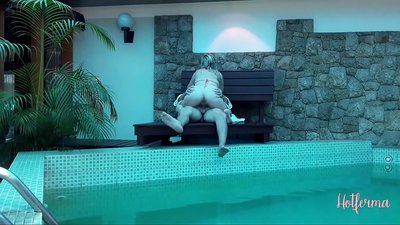 Inaanyayahan ni Boss ang kasambahay sa pool, ngunit hindi napigilan ang init