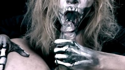 Demon girl ng sanggol titi sa kanyang itim na bibig at swallowing cum.