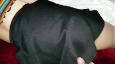 Natutulog na birhen mag-aaral na kapatid na babae ay nakakakuha ng kanyang masikip asno sa kanyang mga daliri