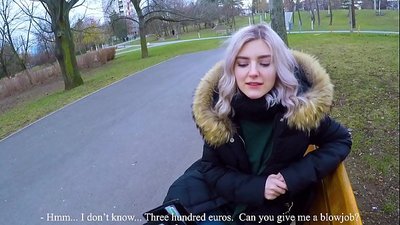 Nilulon ang mainit na cum ng isang estranghero para sa pera - blowjob sa parke ni Eva Elfie
